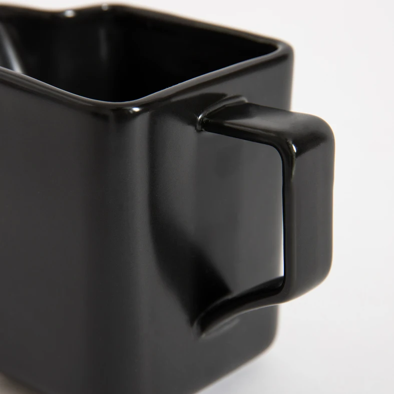 Černá porcelánová mlékovka BONA