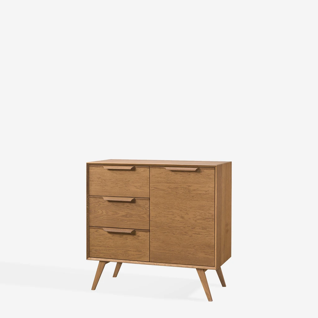 Komoda w stylu retro z 3 szufladami i 3 wnękami ukrytymi za drzwiczkami, na wysokich, ukośnych nóżkach, w ciepłym kolorze jasnego drewna.