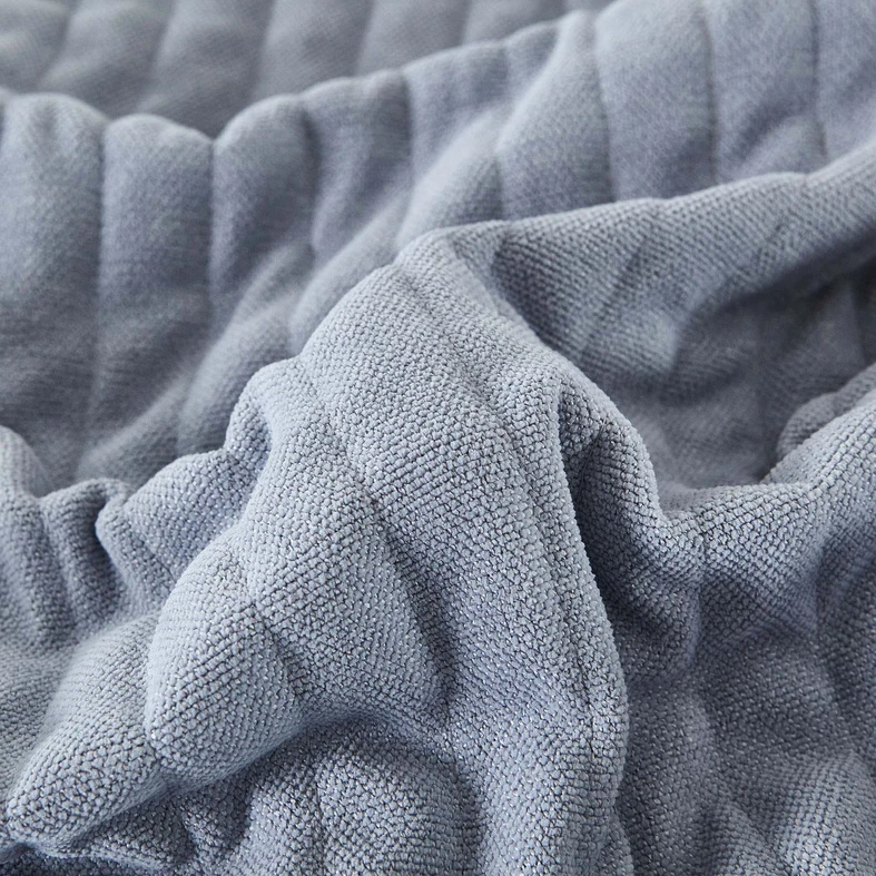 Szara narzuta o dekoracyjnej fakturze w pasy
