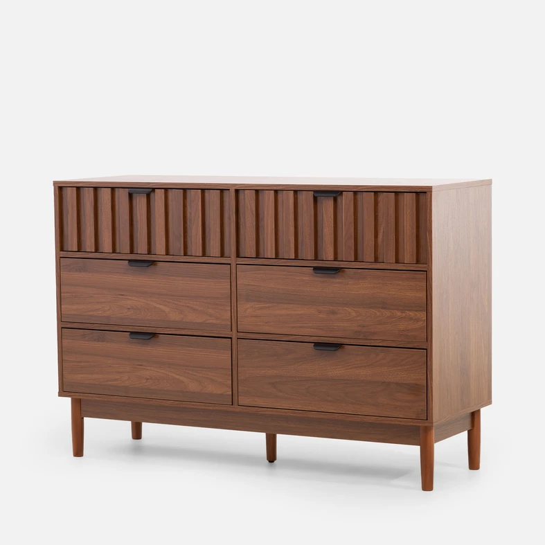 Komoda w kolorze ciemnego drewna z 6 szufladami. 2 górne szuflady są z ryflowaniem - widok z ukosa