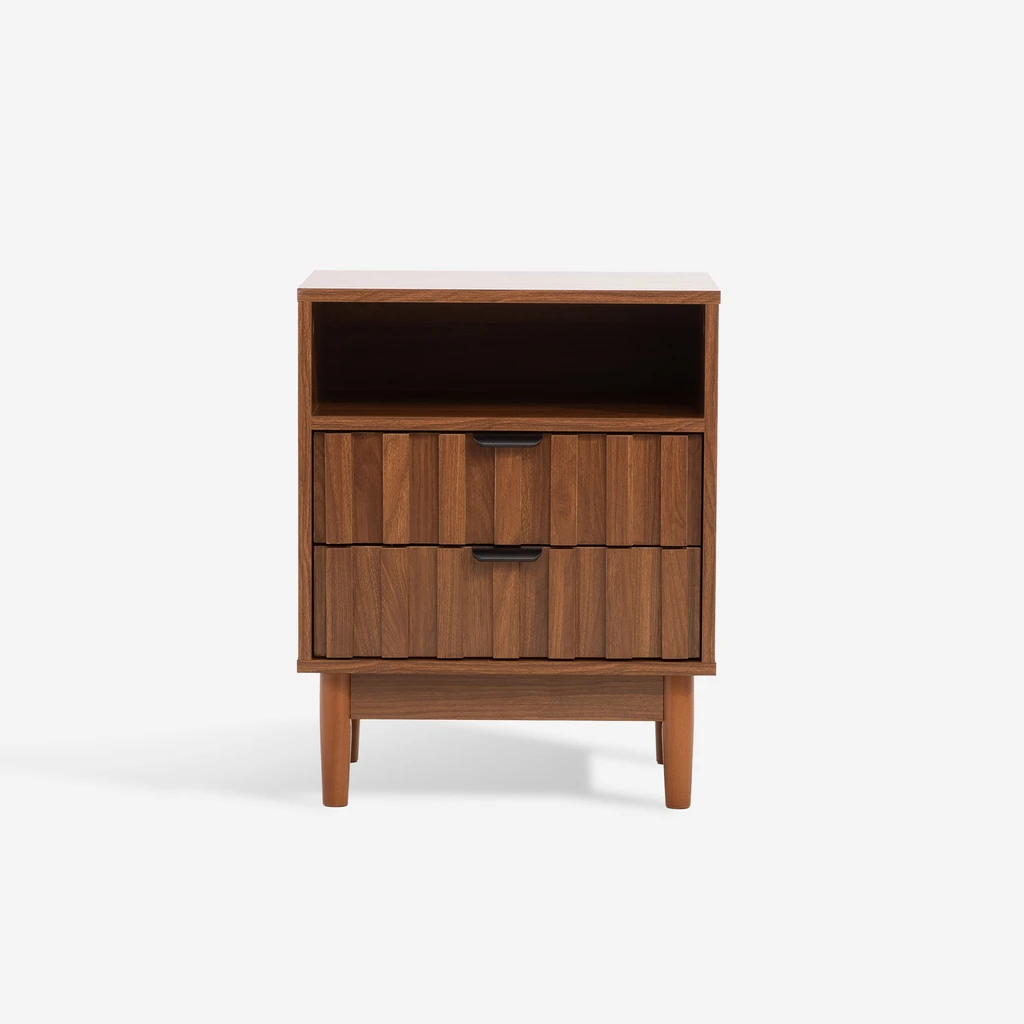 Szafka nocna w kolorze ciemnego drewna, z ryflowanym frontem i wysokimi nóżkami