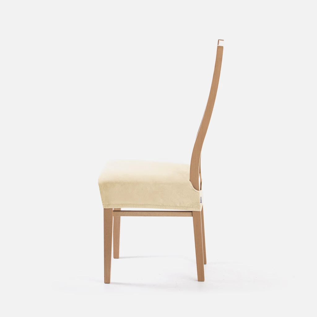 Zdjęcie pokrowca założonego na krzesło. Zdjęcie pod kątem. 