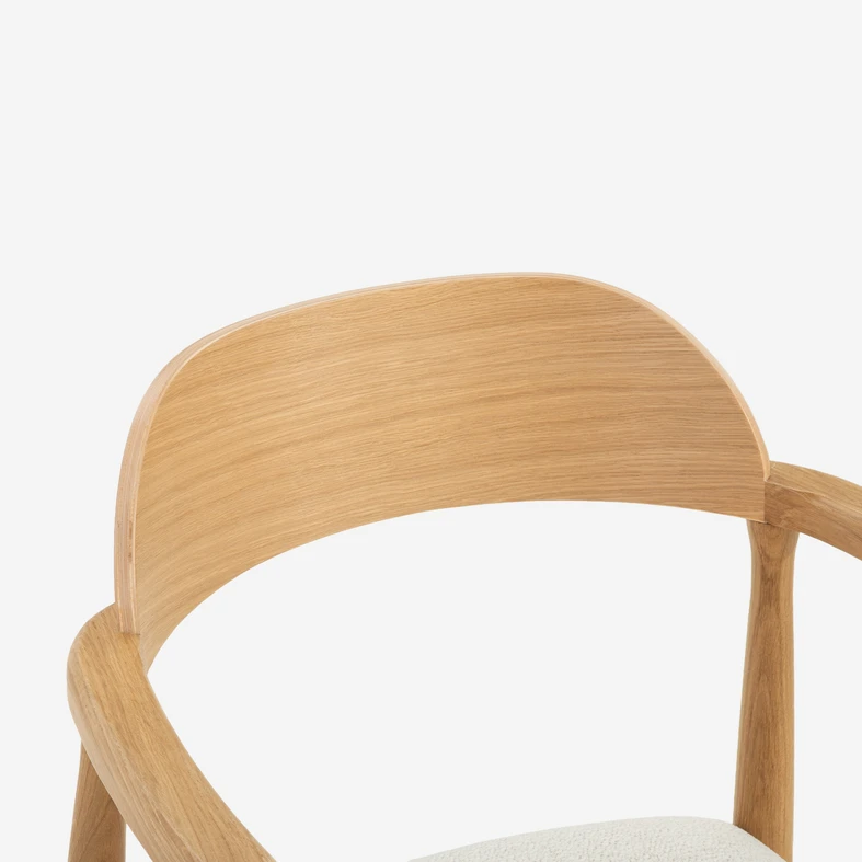 Profilowane oparcie PERUGIO pomaga utrzymać wygodną pozycję podczas dłuższego siedzenia.