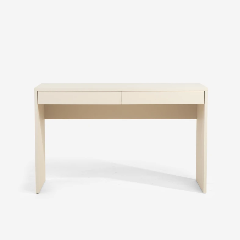 Biurko MILLES w odcieniu piasku tworzy jasną, uporządkowaną przestrzeń sprzyjającą skupieniu i codziennej pracy.