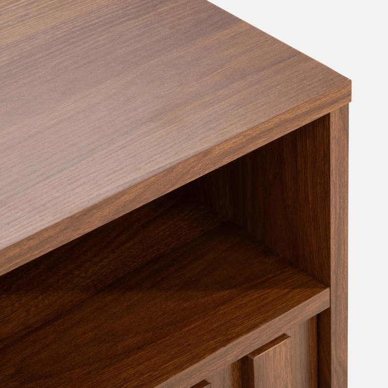 Detal, zbliżenie na brzegi otwartej półki pod blatem