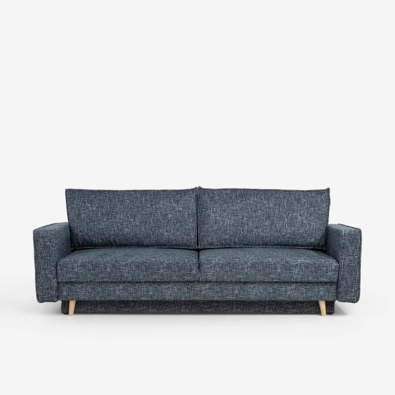 Granatowa sofa 3-osobowa z podłokietnikami, na jasnych drewnianych nóżkach