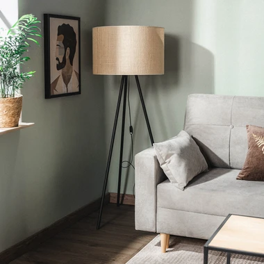 Stojací lampa na černé trojnožce JUTA