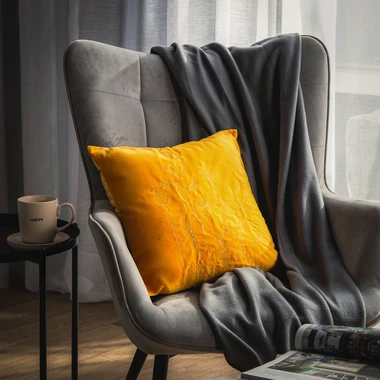 Žlutý dekorační povlak na polštář MAIRO 45x45 cm