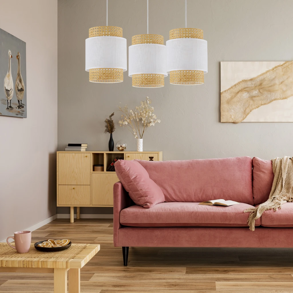 Dzięki połączeniu z białą tkaniną abażuru lampy BOHO wyróżniają się na tle podobnych wizualnie produktów, podkreślą jasny wystrój wnętrza.
