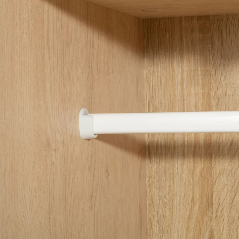 Detal, drążek ubraniowy w białym kolorze