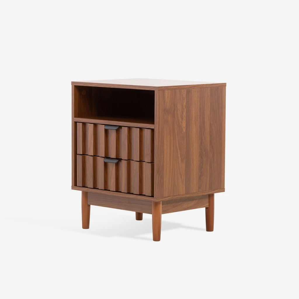 Szafka nocna w kolorze ciemnego drewna, z ryflowanym frontem i wysokimi nóżkami