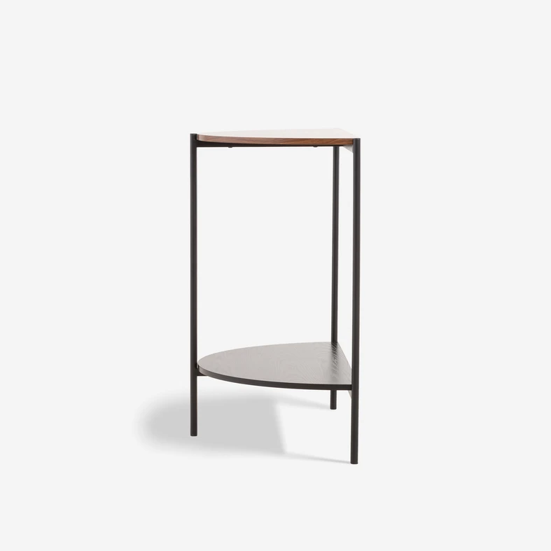 Bok konsoli na cienkich, metalowych nóżkach