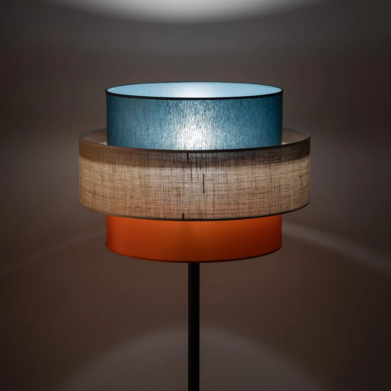 Lampa posiada oprawę dla żarówek LED typu E27 o mocy maksymalnej 15W.