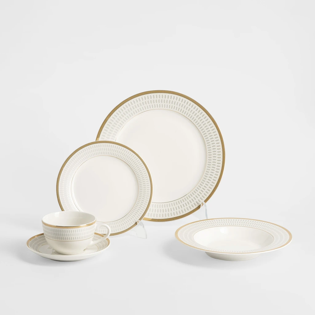 Zastawa ROYAL dla sześciu osób – talerze obiadowe, głębokie, deserowe oraz filiżanki ze spodkami.
