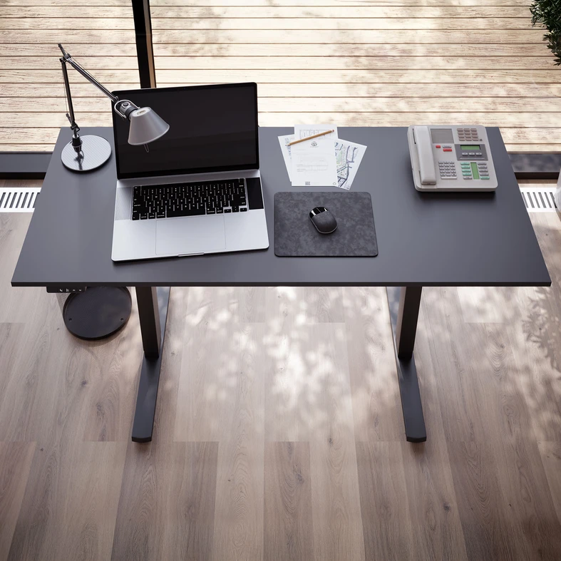 Szeroki blat i stabilny stelaż tworzą wygodne stanowisko do codziennego korzystania z komputera.