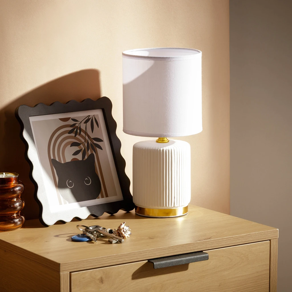 Lampa posiada oprawę dla 1 żarówki typu E14 i mocy maksymalnej 40W.