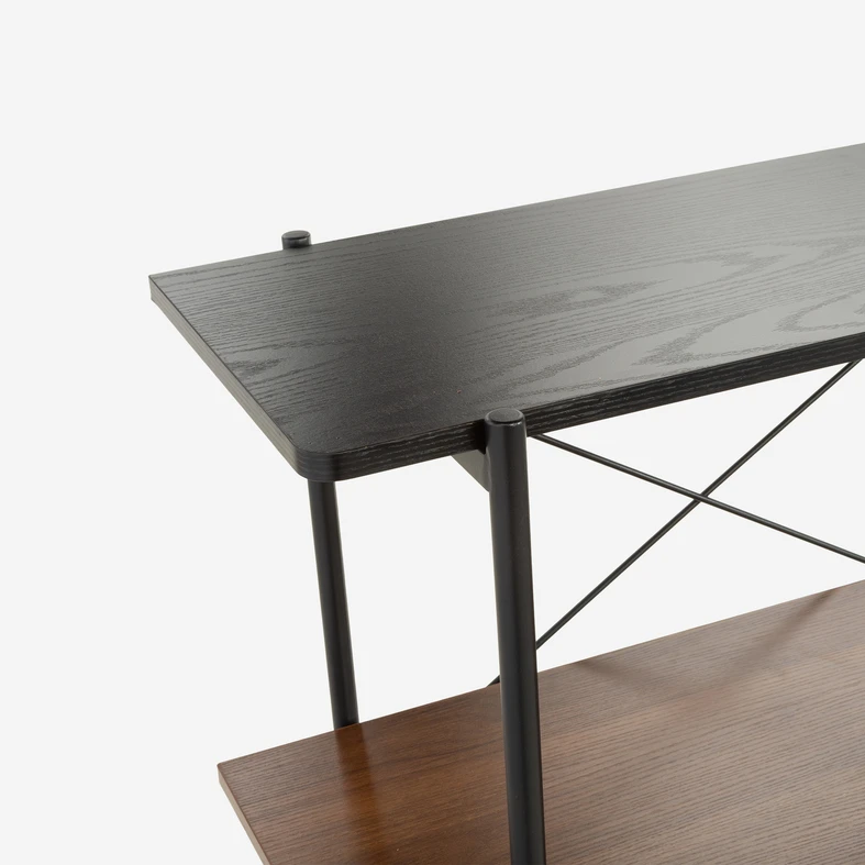 Detal, najwyższa półka w kolorze czarnego drewna i półka pod nim w ciemnym kolorze