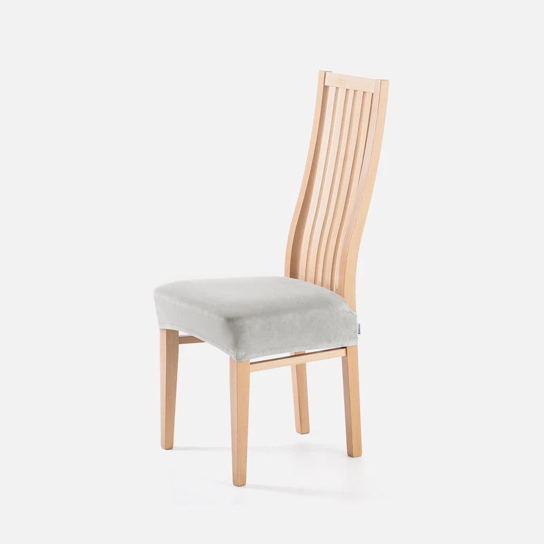 Zdjęcie pokrowca założonego na krzesło. Zdjęcie pod kątem. 