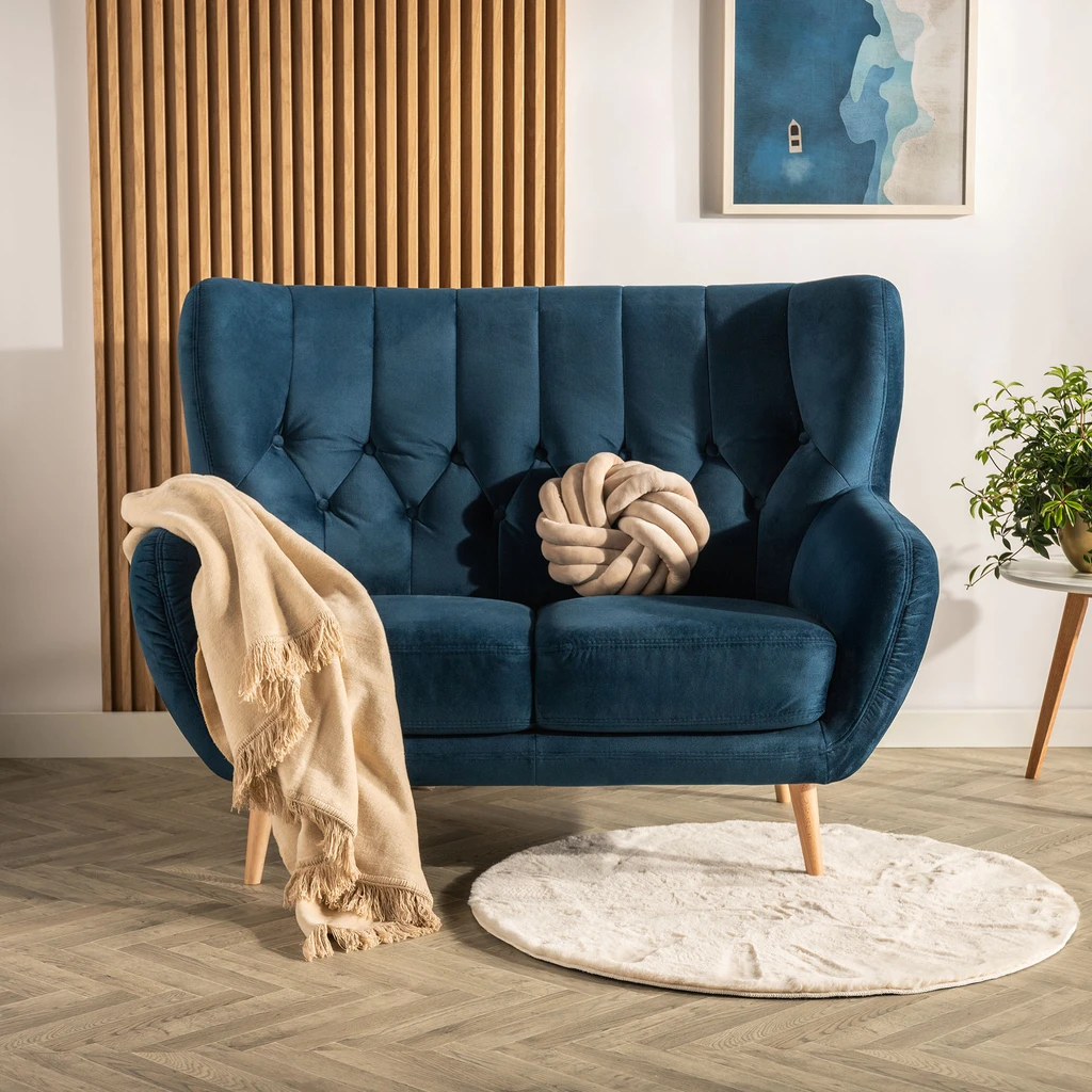 Sofa dwuosobowa w ciemnoniebieskiej tkaninie