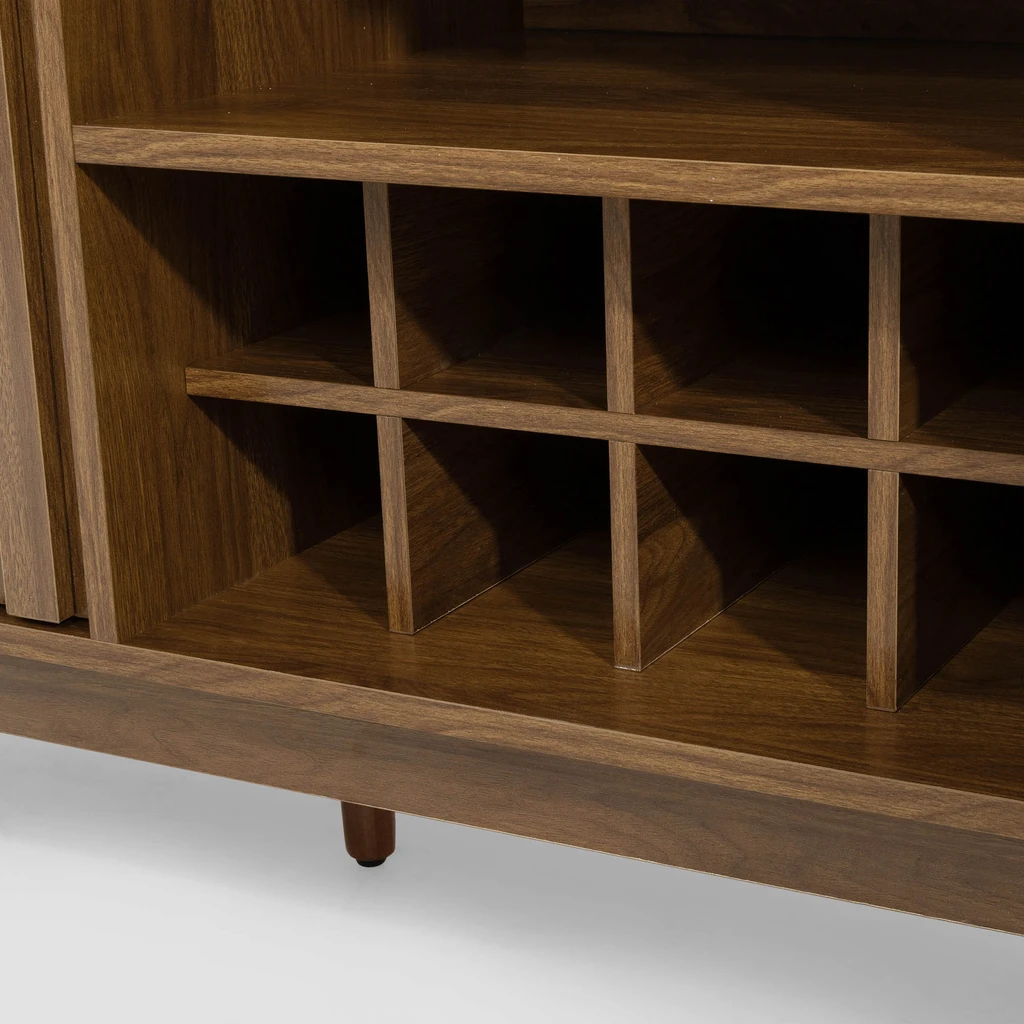 Detal, zbliżenie na kwadratowe półki na butelki