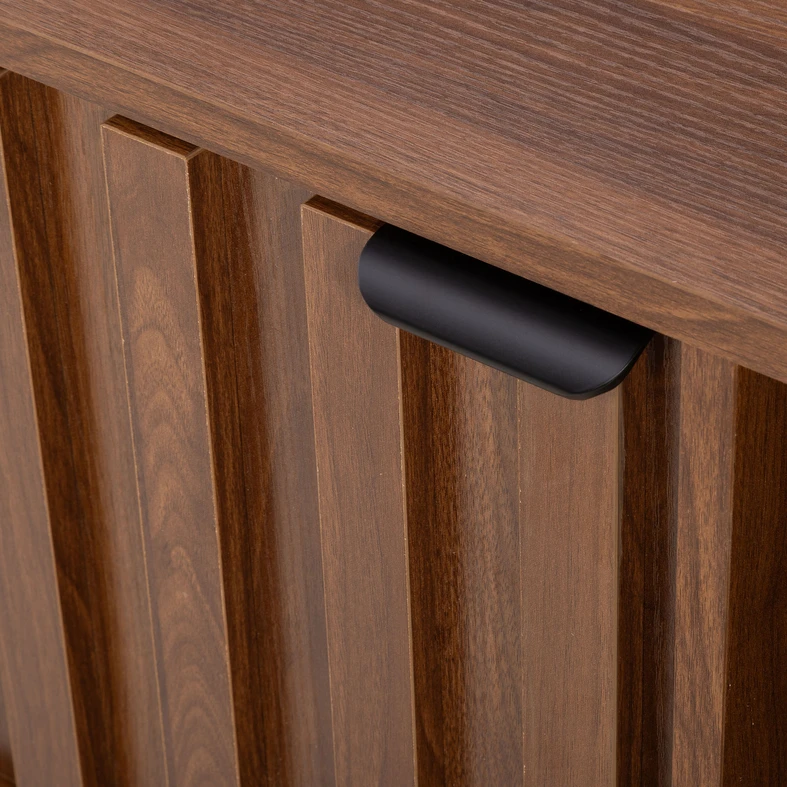 Detal, fragment ryflowanego frontu z czarnym uchwytem na górnym brzegu