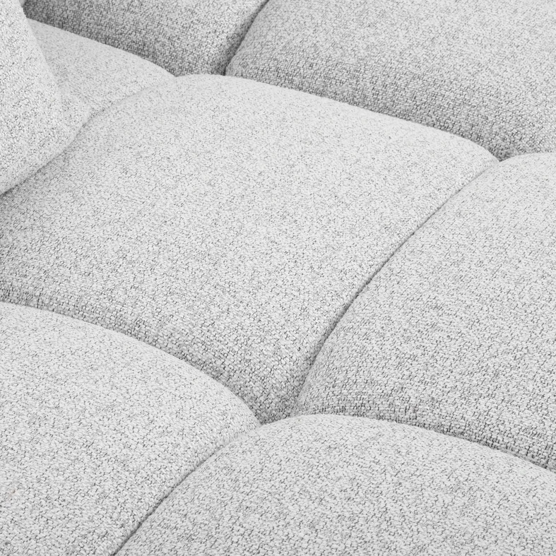 Miękkie wypełnienie z pianki i sprężyn zapewnia wygodę siedzenia i odpoczynku.