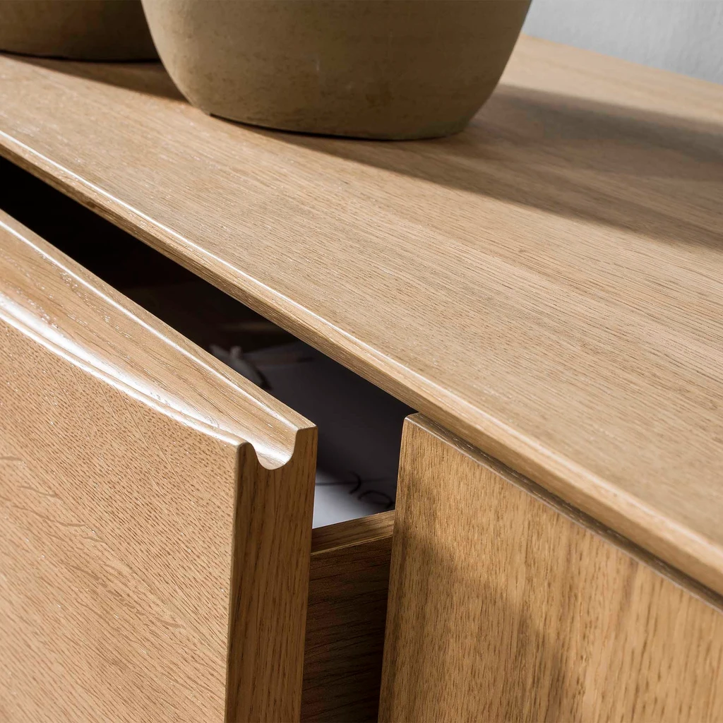 Detal, zbliżenie na frezowany fronty służące za uchwyt