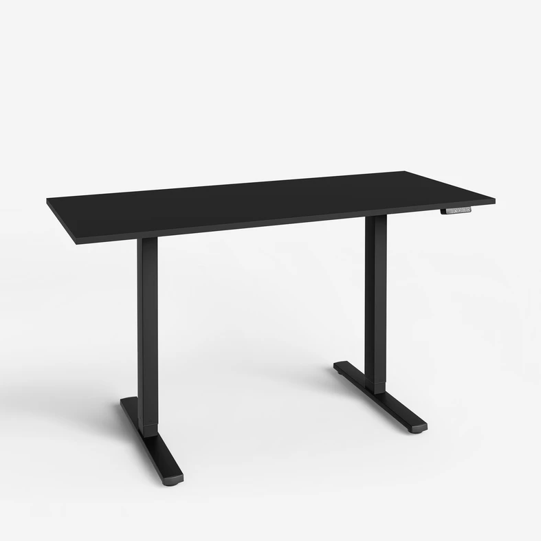 Biurko FLOW 140x58 cm pozwala pracować siedząc lub stojąc, oferując więcej miejsca na sprzęt i akcesoria.