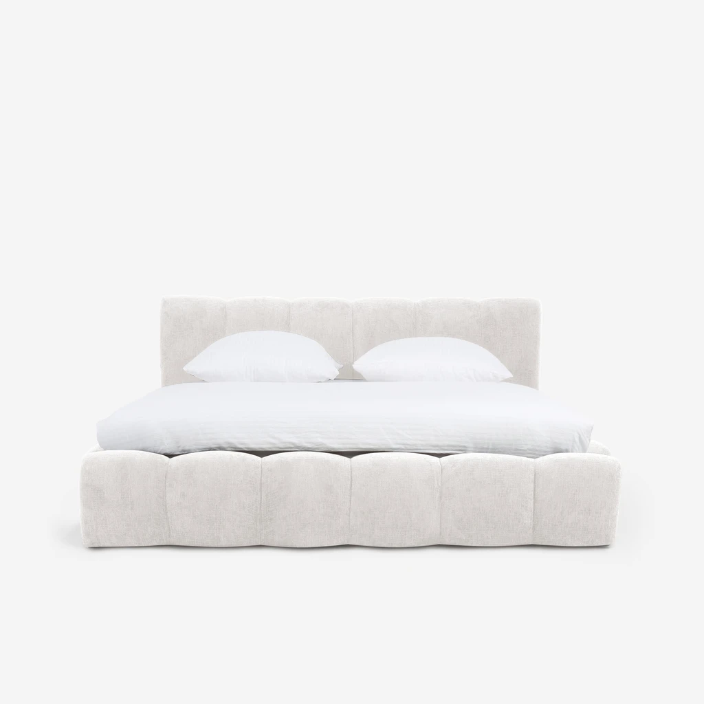 Kremowo-białe łóżko GILLS zapewnia miękki poranek i komfortową przestrzeń do wypoczynku.