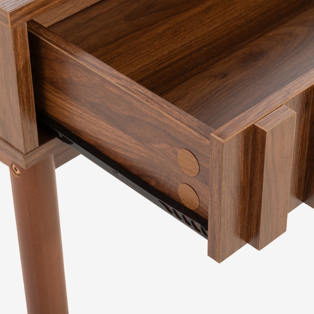 Detal, wykończenie wewnątrz szuflady w kolorze ciemnego drewna i prowadnica