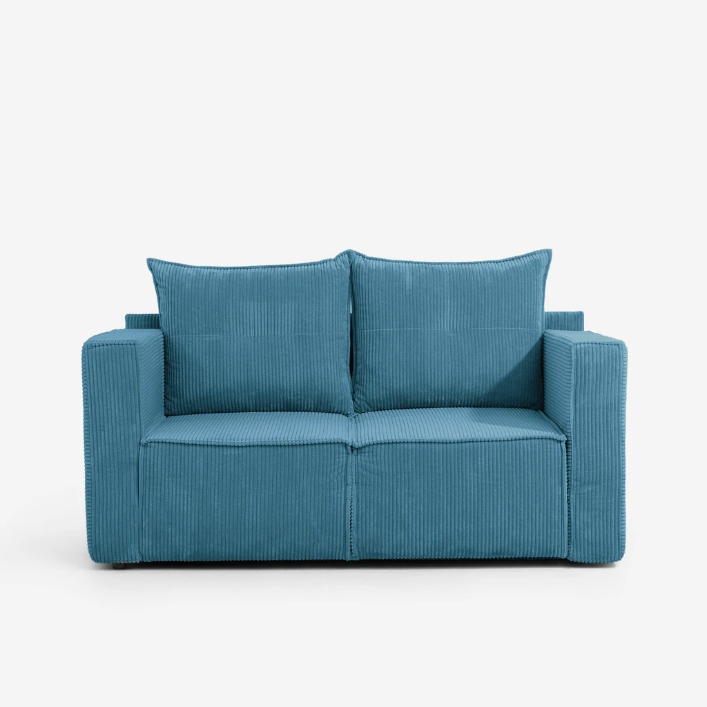 Turkusowa sofa LUSO ożywia wnętrze i zaprasza do błogiego odpoczynku po długim dniu.