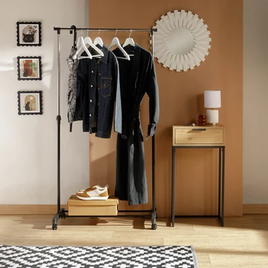 Obraz s kočkou v černém rámu 20x20 cm.