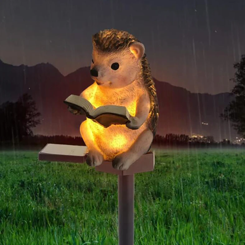 Dekoracja zewnętrzna solarna LED IP44 JEŻ Podczas dnia gromadzi, a w nocy rozjaśnia otoczenie światłem o białej, ciepłej barwie.