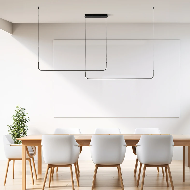 Unikalny design lampy RIKE oparty jest na pomysłowym wykorzystaniu przestrzeni. Ma szerokość aż 170 cm.