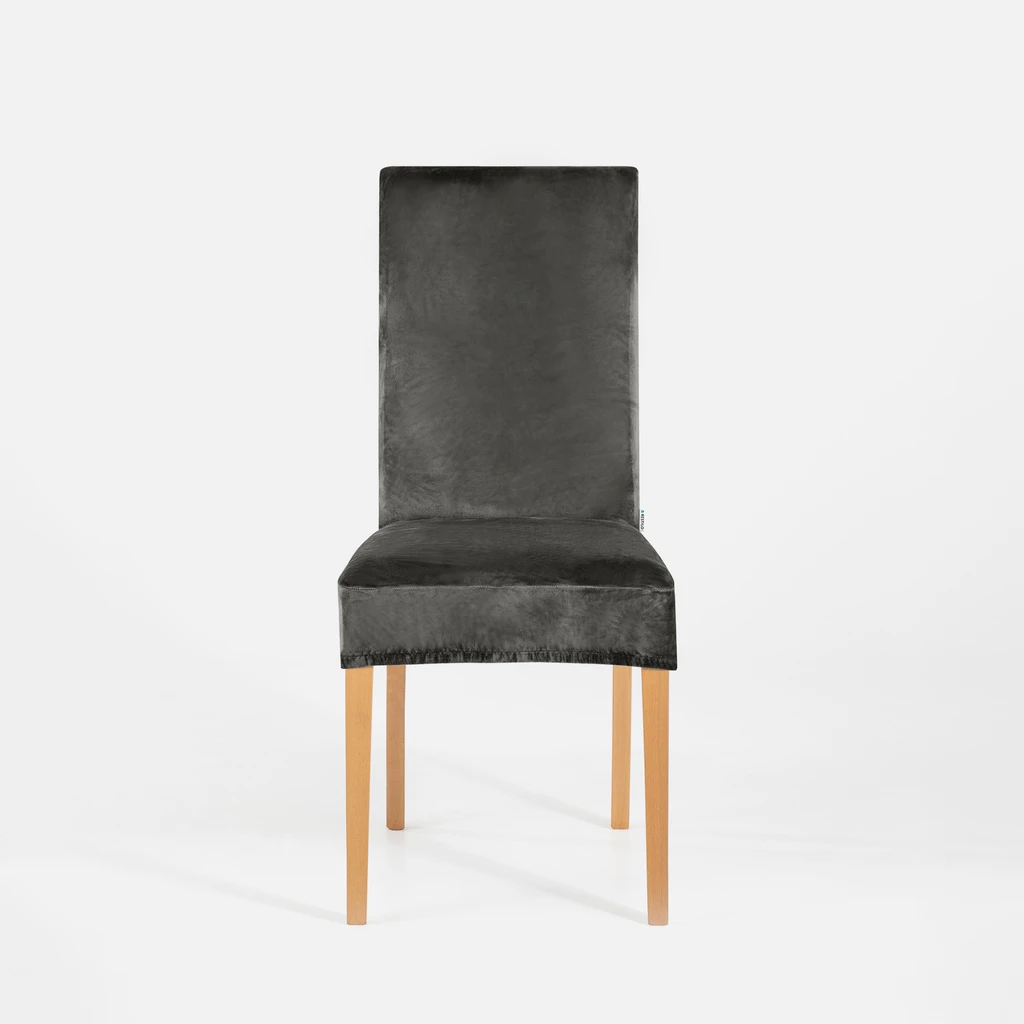 Zdjęcie pokrowca założonego na krzesło. Zdjęcie na wprost. 