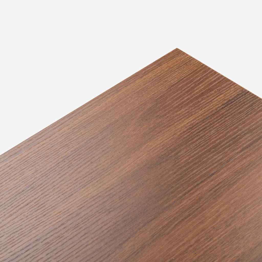 Detal, zbliżenie na blat wykończony w kolorze ciemnego drewna