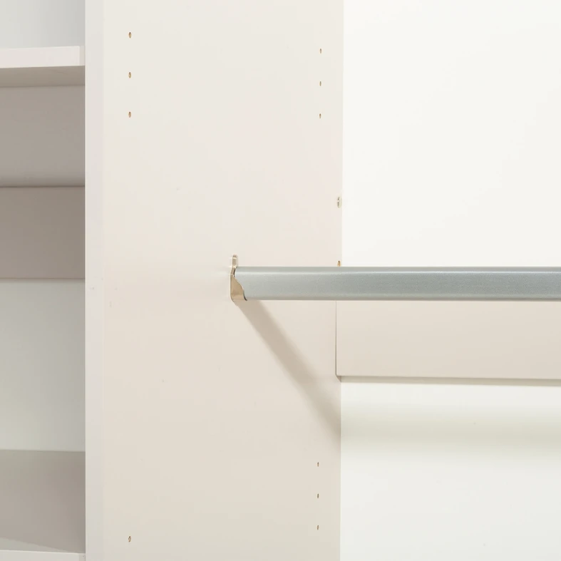 Detal, zbliżenie na wnętrze szafy z drążkiem