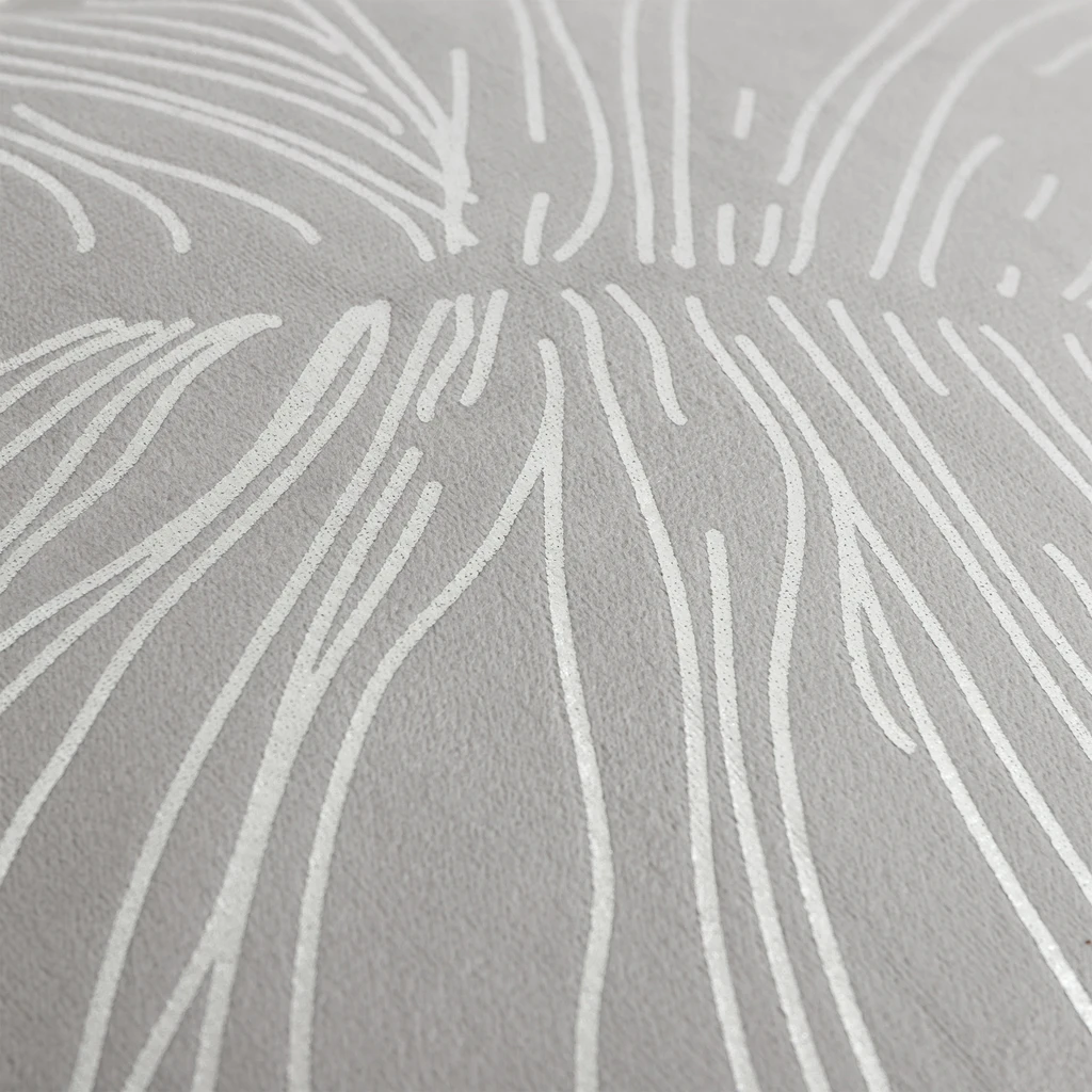 Zbliżenie na detale srebrnego nadruku liścia monstery. 