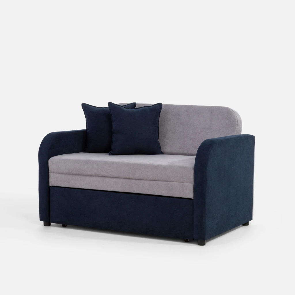Sofa widziana z ukosa. Ma zaokrąglone podłokietniki i oparcie. 