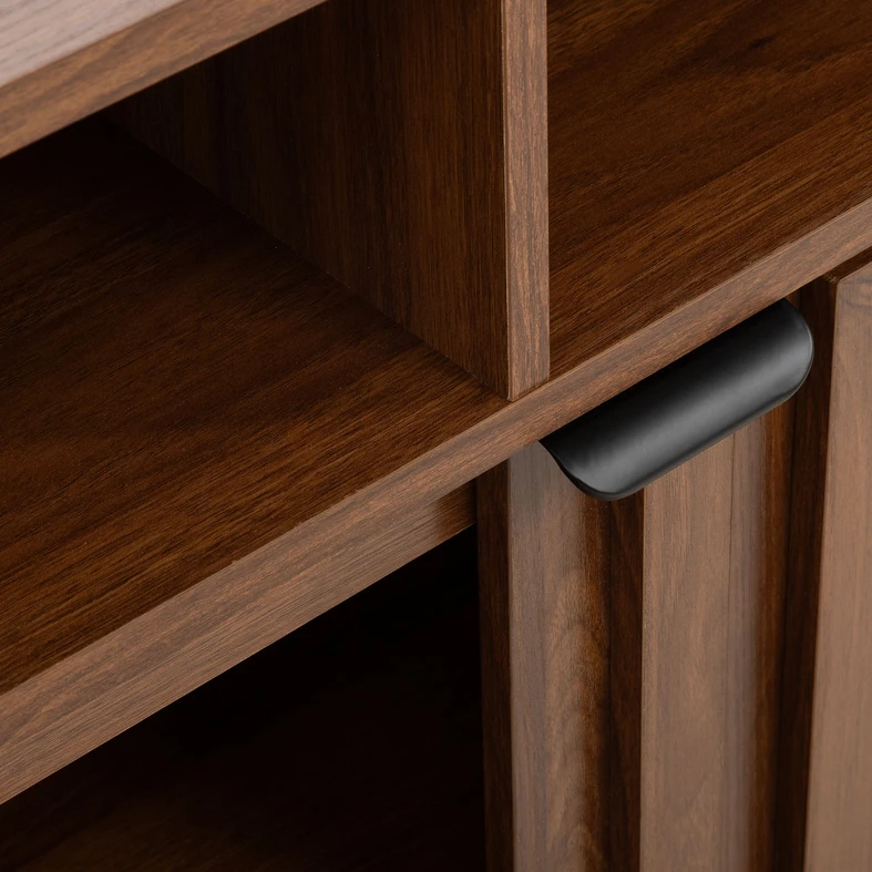 Detal, zbliżenie na wykończenie przy frontach, z widocznym czarnym uchwytem