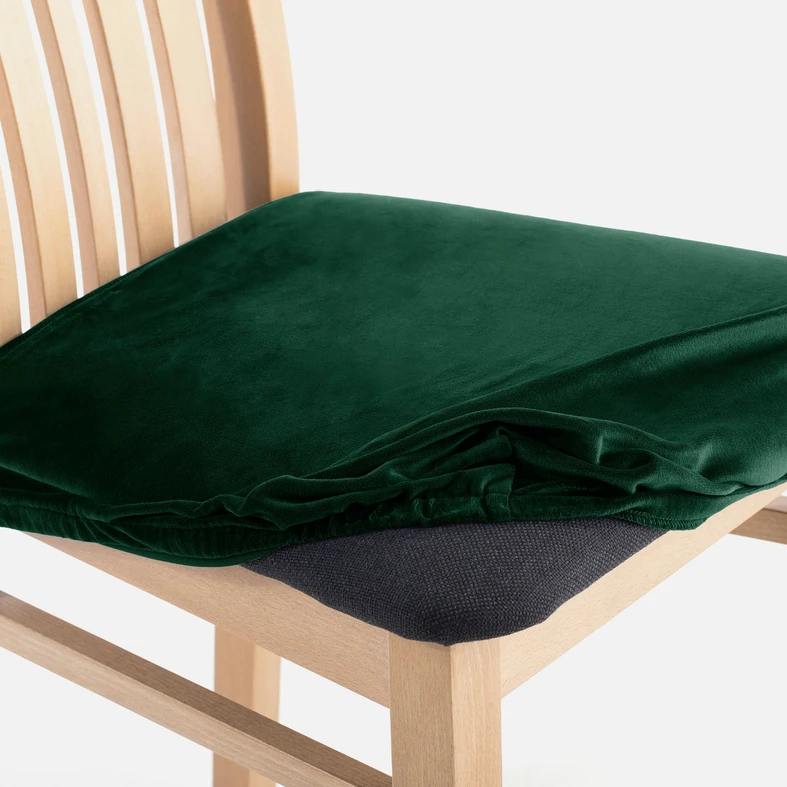 Zdjęcie częściowo założonego pokrowca. Widać marszczenia i fakturę materiału.