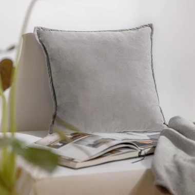Světle šedý povlak na polštář GIGI 45x45 cm