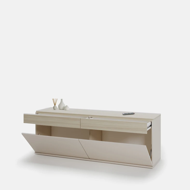 Otwarte szafki z widocznym wnętrzem z drobnymi przedmiotami na blacie