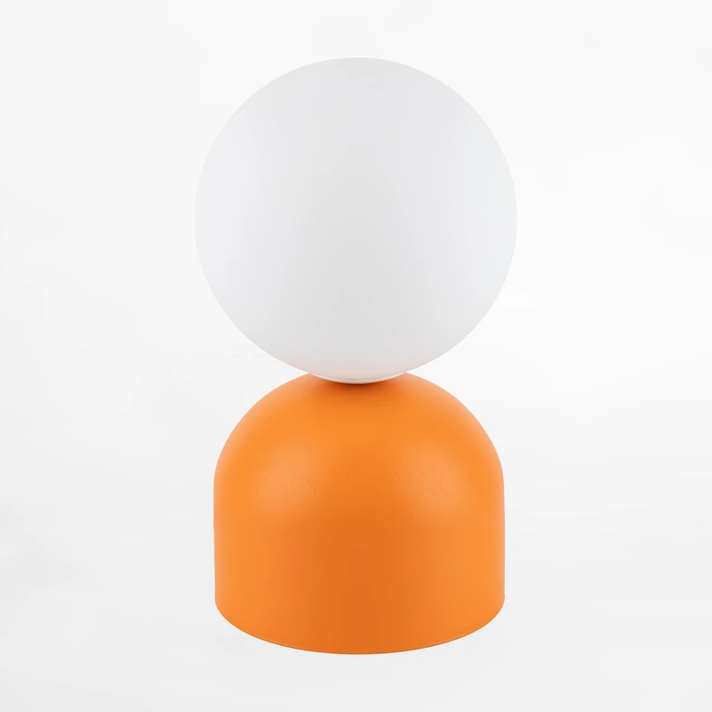 Nowoczesna lampa stołowa MIKI z podstawą o matowym, pomarańczowym odcieniu.