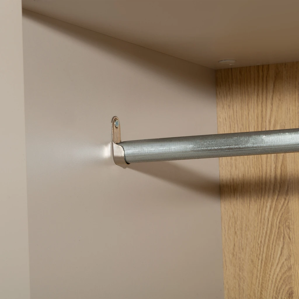 Drążek ubraniowy na całej szerokości wnętrza