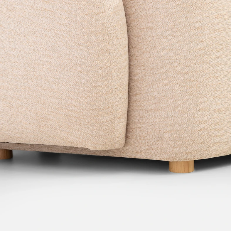 Detal, widok na dolne wykończenie fotela z drewnianymi nóżkami