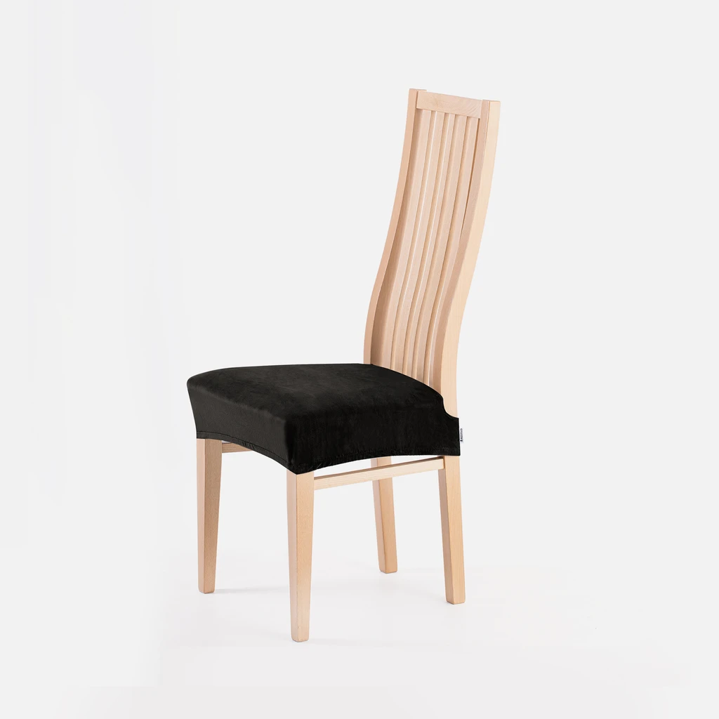 Zdjęcie pokrowca założonego na krzesło. Zdjęcie pod kątem. 