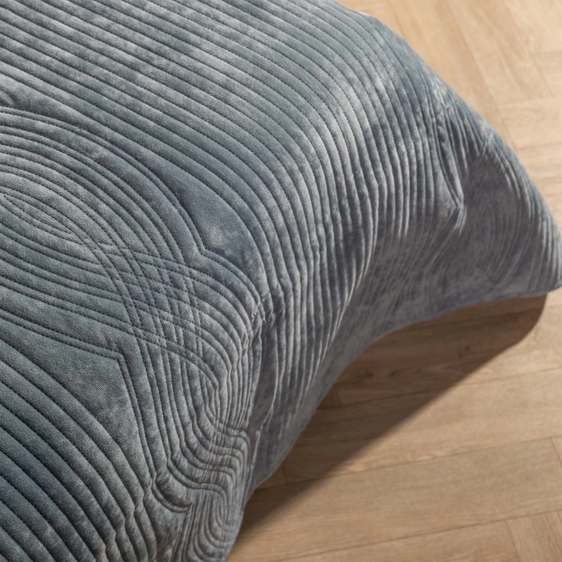 Světle modrý přehoz na postel SILKY 180x200 cm