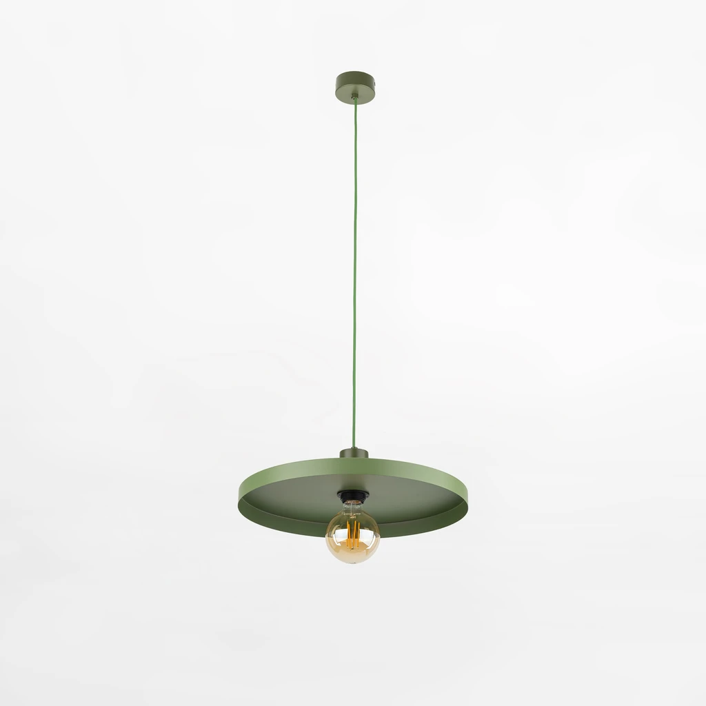 Pojedyncza lampa SILA GREEN PEAPOD posiada regulację zawieszenia.