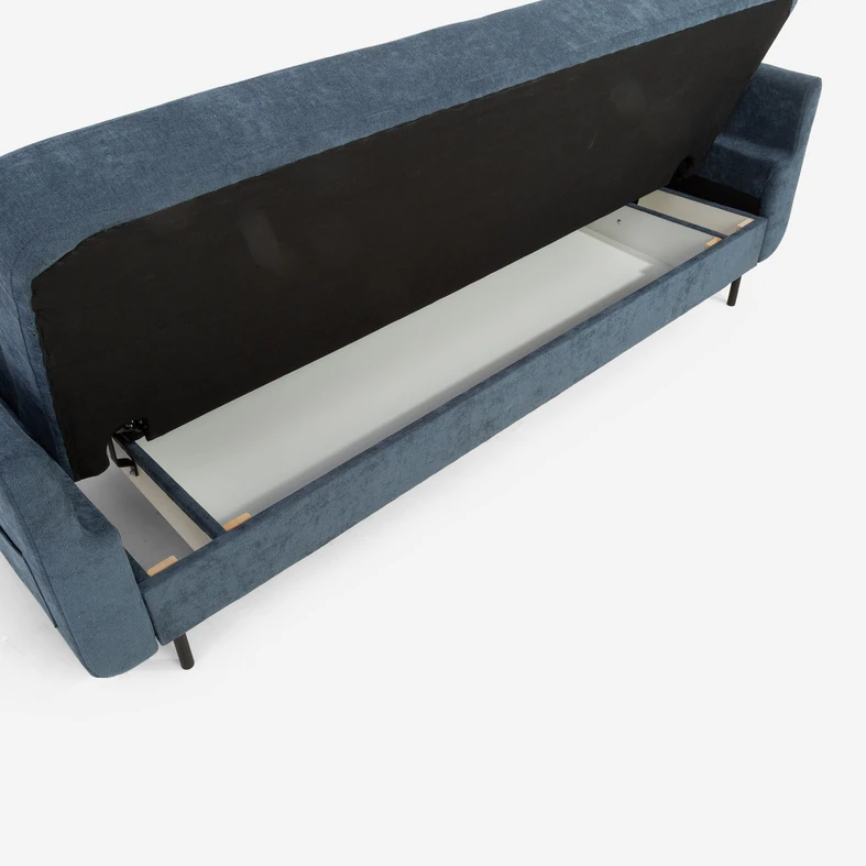 Otwarty pojemnik znajdujący się pod siedzeniem